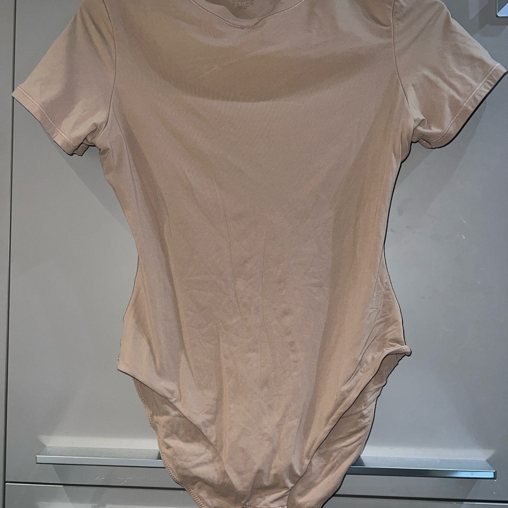 SKIMS FITS EVERYBODY T-SHIRT BODYSUIT in Sienna